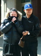 幻灯图：郭晓冬带妻子做产检很呵护 男孩女孩都喜欢