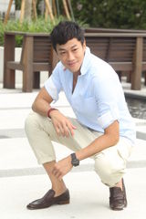 组图：何润东台北将举行首次售票音乐会 苦练吉他