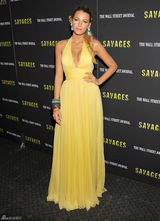 组图：布莱克明黄色礼服闪耀《野蛮人》纽约首映