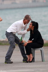 组图：李冰冰与《变4》导演合影遭捏脸