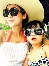 组图：陈浩民妻子晒儿女照 姐弟情深呆萌可爱