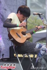 组图：简单生活节揭幕 歌迷冒雨挺卢广仲蔡健雅