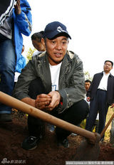 高清图：李连杰旱区栽种咖啡苗 为云南大地填沃土