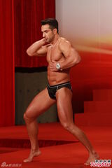 高清图：2012亚洲先生首次面试 泳裤示人奇招尽出