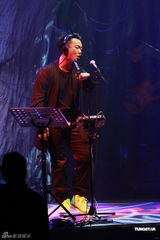 高清组图：陈奕迅香港开唱 靠唱功长裤T恤也疯狂