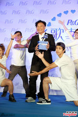 组图：陈奕迅个唱门票秒杀 与童星 乔 乔 比鬼脸