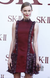 组图：汤唯林秀晶李妍熙出席活动同穿红裙斗艳