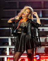 组图：黛米-洛瓦托洛杉矶开唱 挺胸豪唱勾魂四射