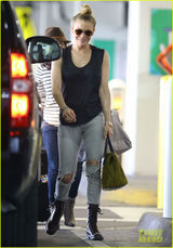 组图：黎安莱姆斯佛州休养 薄纱装出街神情惬意