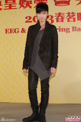 阿娇K先生亮相英皇春茗被哄 阿Sa力挺