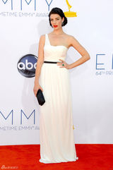 组图：《广告狂人》女星杰西卡-派尔极简白裙