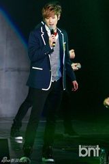 组图：TEENTOP粉丝见面会 卖萌扮女装引爆笑