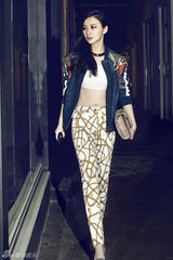 组图：熊乃瑾私服街拍 高街混搭娇俏简约秀美腿