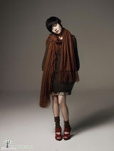 高清组图：文根英短发写真 秋装显成熟中性魅力