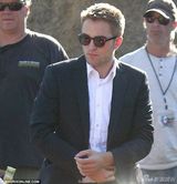 组图：帕丁森新片激吻爱丽丝 摸腿野战欲火焚身