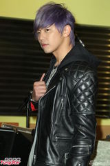 组图：黄鸿升生日开唱 喜收高档耳机