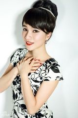 组图：王艺曈曝写真 一抹红唇演绎时尚复古格调