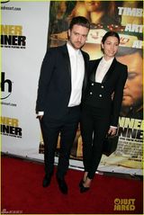 组图：大贾斯汀与妻子情侣西装出席宣传活动