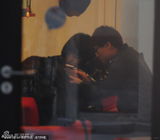 组图：hold住姐上海会友咖啡厅外潇洒抽烟