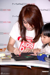 组图：Hebe亲切可爱热心公益 透露Ella赴美学英文