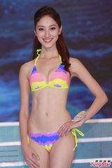 组图：港姐决赛前泳装亮相 上届冠军模拟戴后冠