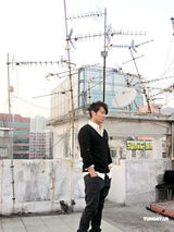 幻灯图：孙耀威天台拍新曲MV对露宿者唱歌