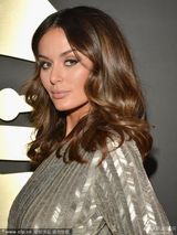 超模特伦菲奥亮相格莱美 银色长裙胸门大开(图)