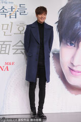 组图：李敏镐帅气风衣亮相 台上嘟嘴吐舌卖萌