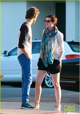 组图：海瑟薇与老公外出用餐 休闲热裤秀美腿