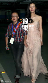 组图：王石女友田朴珺低调出席《合伙人》首映