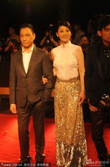 组图：徐帆着金色长裙高贵典雅 携王学圻走红毯