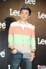 组图：方大同抱病开唱嗓音哑 张悬青峰手机传情