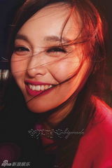 组图：唐嫣炫彩写真烈焰红唇显性感