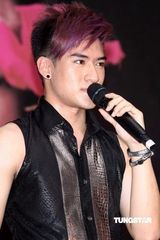 幻灯组图：AK顶酷暑台北签唱 劲歌热舞谢歌迷支持