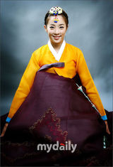 组图：韩星穿韩服拍写真迎中秋 南圭丽(南奎丽)典雅朱元粉嫩