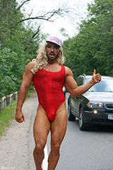 组图：俄男模疯狂模仿麻辣鸡 变粉红金刚引吐槽