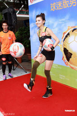 幻灯：周秀娜迎世界杯热裤亮相 木村乃不慎露胸带 