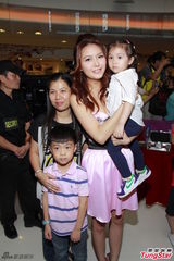 组图：马赛失守露底走光 张嘉儿自认桃花旺