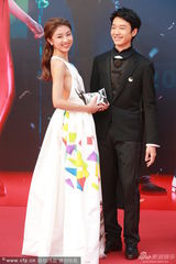 组图：颜卓灵红毯镂空秀美背 携手蔡瀚亿卖萌