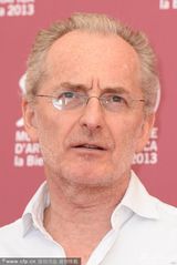 组图：《继续活着》发布会 琼安着红裙手舞足蹈