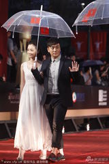 组图：《城市游戏》释小龙叶青相伴亮相红毯