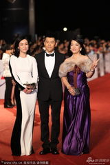 组图：吕丽萍土豪范亮相 露香肩比V卖萌