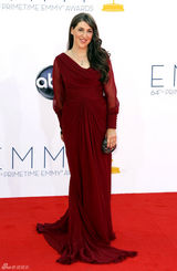 组图：艾美奖红毯 “谢耳朵”女友玛伊姆-比亚利克红裙妖娆