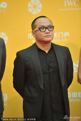 组图：评委宁浩现身 黑色西装戴眼镜显儒雅