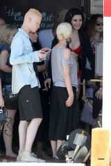 组图：打雷姐红艳泳装身材走样 与型男高空紧拥