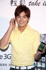 幻灯图：贺军翔休闲装亮相 赞张钧宁具有成熟美