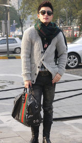 高清图：贾乃亮街拍LOOK开衫毛衣搭配温暖围巾