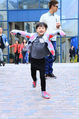 组图：田亮携女儿出游互喂冰激凌显温馨