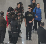 组图：赵雅芝帅气小儿子人气高 美女争相合影