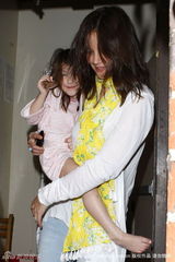 幻灯图：凯蒂携女出行 苏瑞得意向狗仔炫耀巧克力